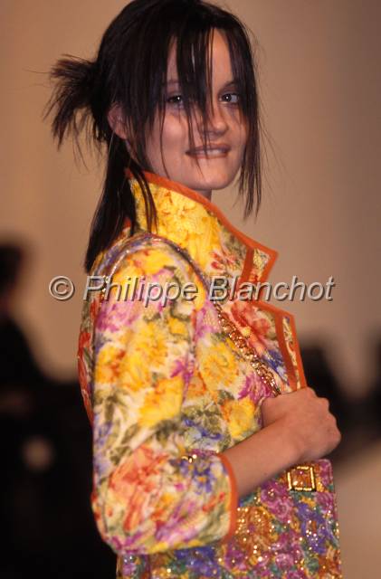 mode 13.JPG - Défilé Yuki Torri 1997Paris, France